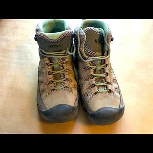 Keen mid hiking boots
